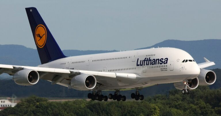 Compania Lufthansa introduce un nou tarif pentru bagajul de mână. De când intră măsura în vigoare