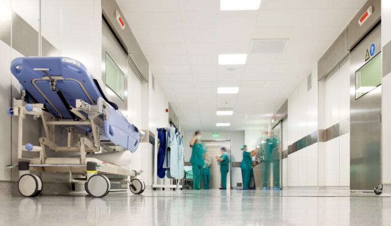 Guvernul a decis: Paturile de spital, reduse cu 14.000 în următorii 3 ani. Ministerul Sănătății: „Nu toate sunt folosite eficient”