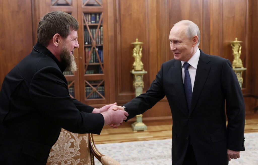 Putin îi mulţumeşte lui Kadîrov pentru cei zeci de mii de ceceni care „luptă eroic” în Ucraina