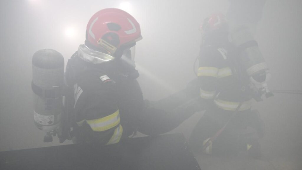 Misiune suspendată peste noapte. Pompierii reiau duminică lupta cu incendiul de la Ilova