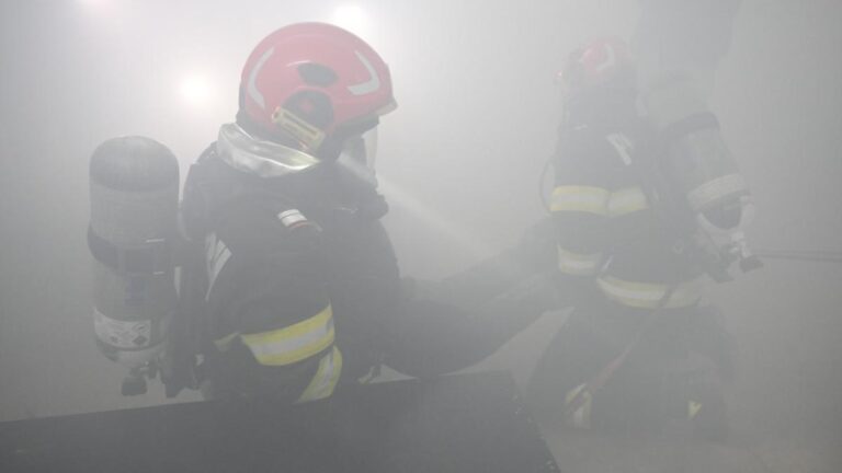 Misiune suspendată peste noapte. Pompierii reiau duminică lupta cu incendiul de la Ilova