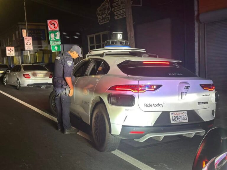 Polițiștii din California vor putea sancționa mașinile fără șofer care încalcă regulile de circulație