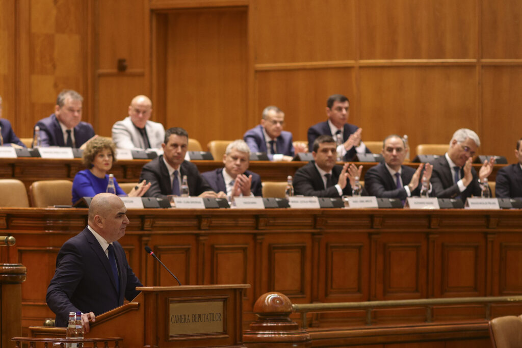 LIVE Ziua judecății pentru Guvernul Bolojan în Parlament. Ultimele scenarii și calcule înainte de votul pe moțiunea de cenzură PSD-AUR din această dimineață