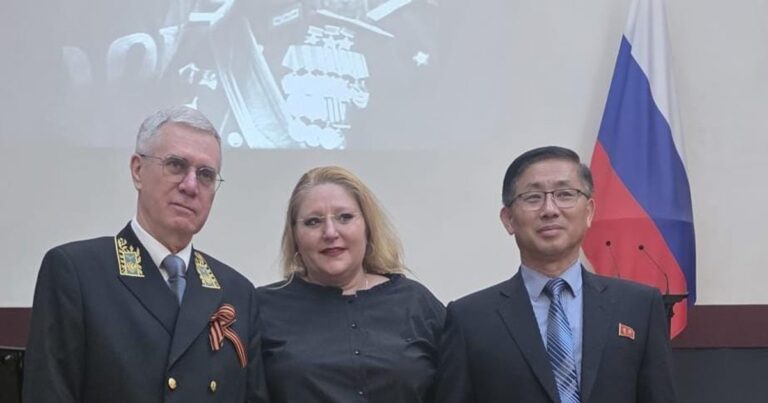 Șoșoacă, din nou în vizită la Ambasada Rusiei unde s-a fotografiat alături de omul lui Kim Jong Un