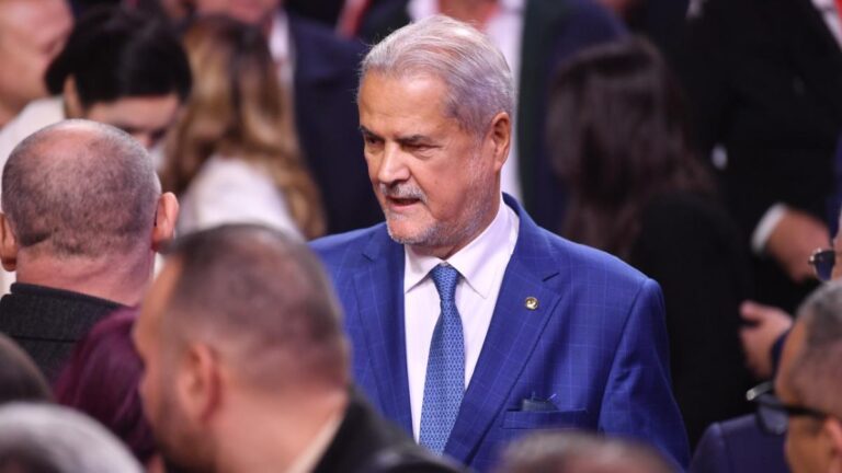  „La noi se circulă invers, tu ai volanul pe cealaltă parte”. Moment istoric, din vremea lui Adrian Năstase, care a schimbat România