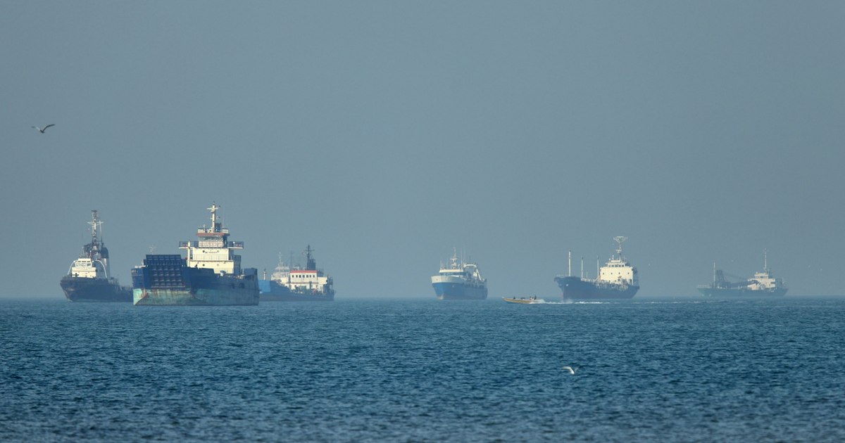 Prinși în Strâmtoare. 20.000 de marinari, cu proviziile pe terminate, sunt blocați într-o zonă de război