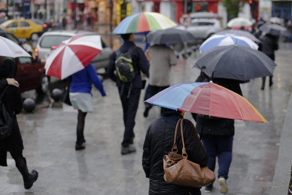 Alertă de vreme severă emisă acum de meteorologi. Răcire bruscă și cod galben de furtuni în jumătate din țară