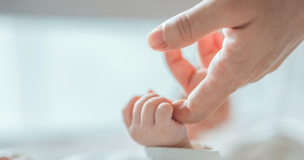 Acuzații grave la Maternitatea Polizu. Părinții susțin că nou-născutul a fost lăsat să moară după ce ar fi contractat o infecție