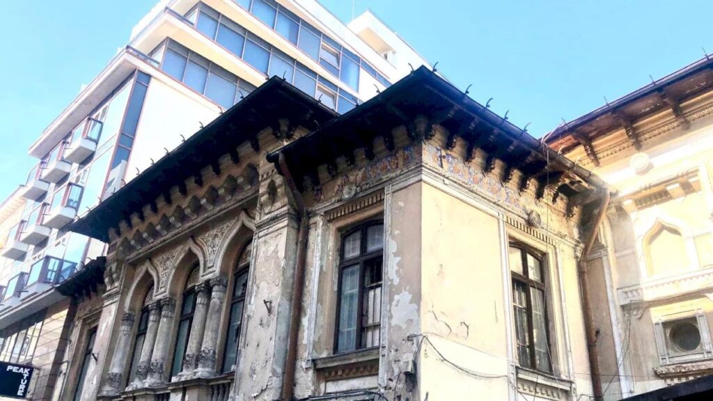 Agonia unui minunat monument din centrul Bucureștiului, capodoperă a stilului de arhitectură Socolescu. Casa a ars în văzul lumii