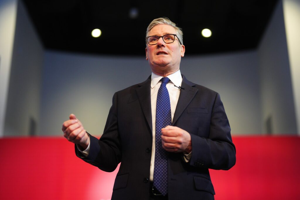 Revoltă în Partidul Laburist din Marea Britanie: zeci de parlamentari cer demisia premierului. Keir Starmer refuză să plece