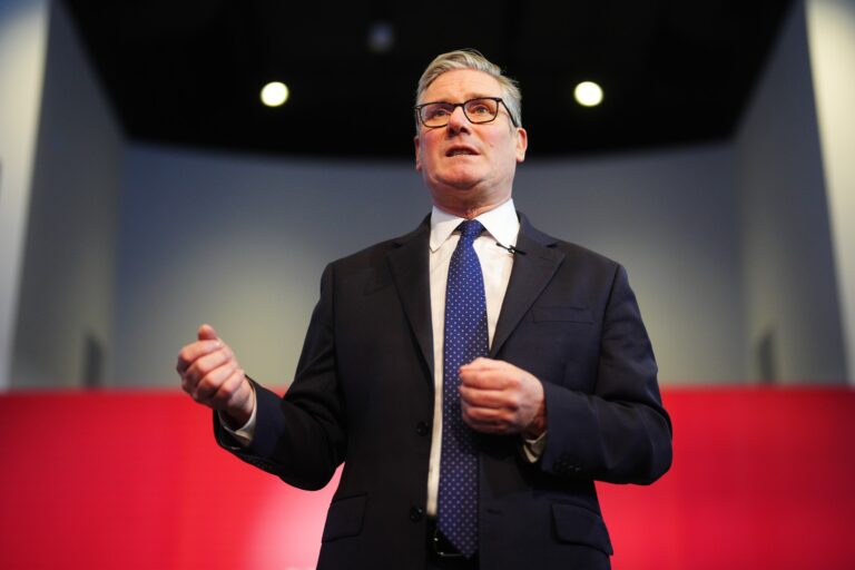 Revoltă în Partidul Laburist din Marea Britanie: zeci de parlamentari cer demisia premierului. Keir Starmer refuză să plece