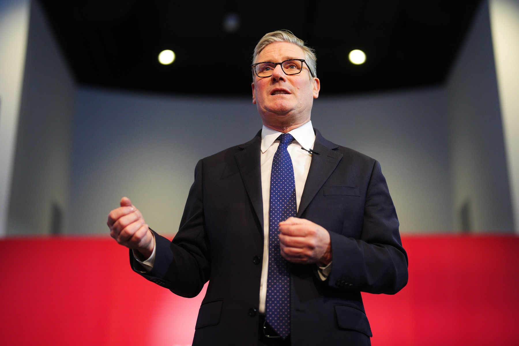 Revoltă în Partidul Laburist din Marea Britanie: zeci de parlamentari cer demisia premierului. Keir Starmer refuză să plece