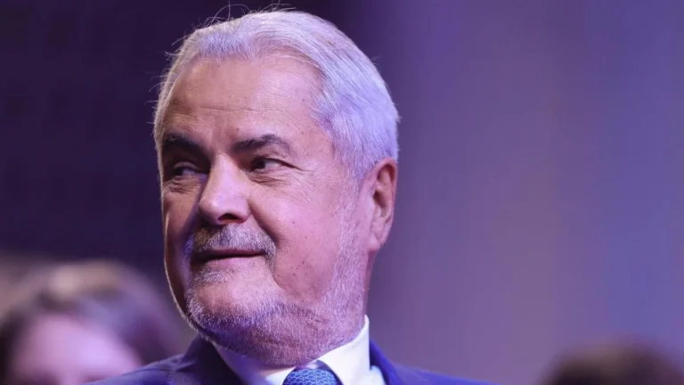 Adrian Năstase izbucnește, exasperat de gropile din Sectorul 1: Are cineva câteva kilograme de asfalt?