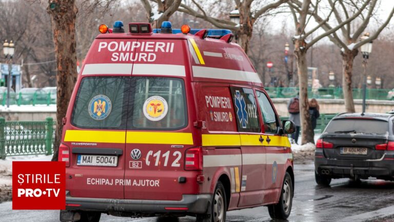Doi copii căzuţi într-un lac din Chitila au fost transportaţi la spital, după intervenţia pompierilor şi scafandrilor