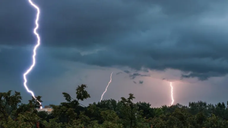 Europa, lovită de un episod meteo extrem la mjlocul lunii mai: Val de frig, furtuni severe și ninsori, inclusiv în România