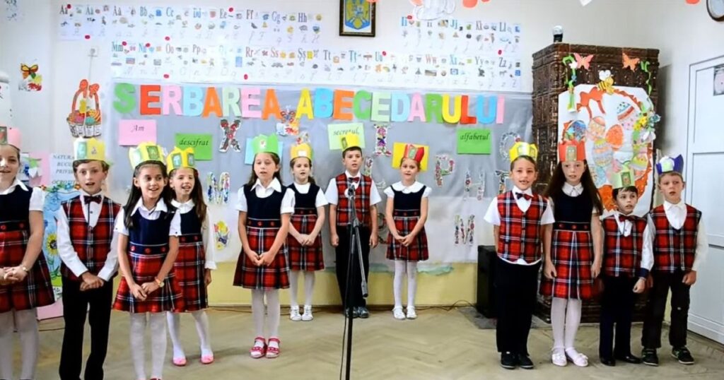 Părinţi revoltaţi, după ce o mamă a spus cât costă serbarea fiicei sale la clasa I. „Suntem noi căzuți în cap de zgârciți sau…?”