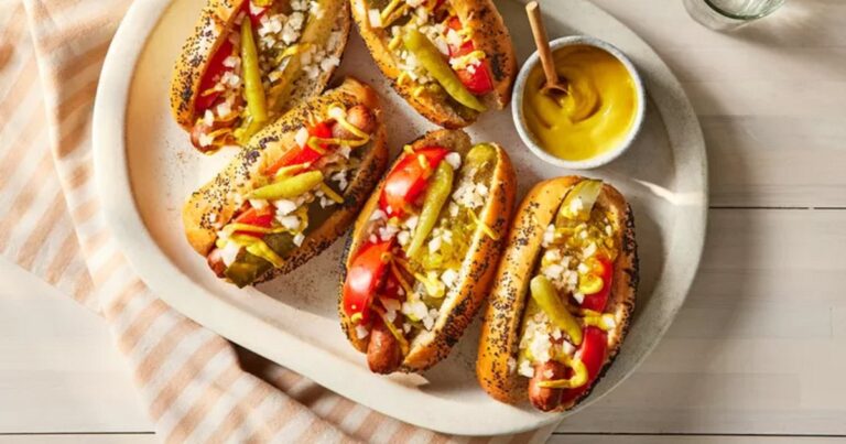 Hot-dog-ul care poate crea dependență culinară. Legendarele rețete care pot fi făcute în orice bucătărie