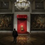 Un rus nemulțumit s-a urcat pe Tronul Imperial de la Muzeul Hermitaj și a citit un mesaj pentru Putin