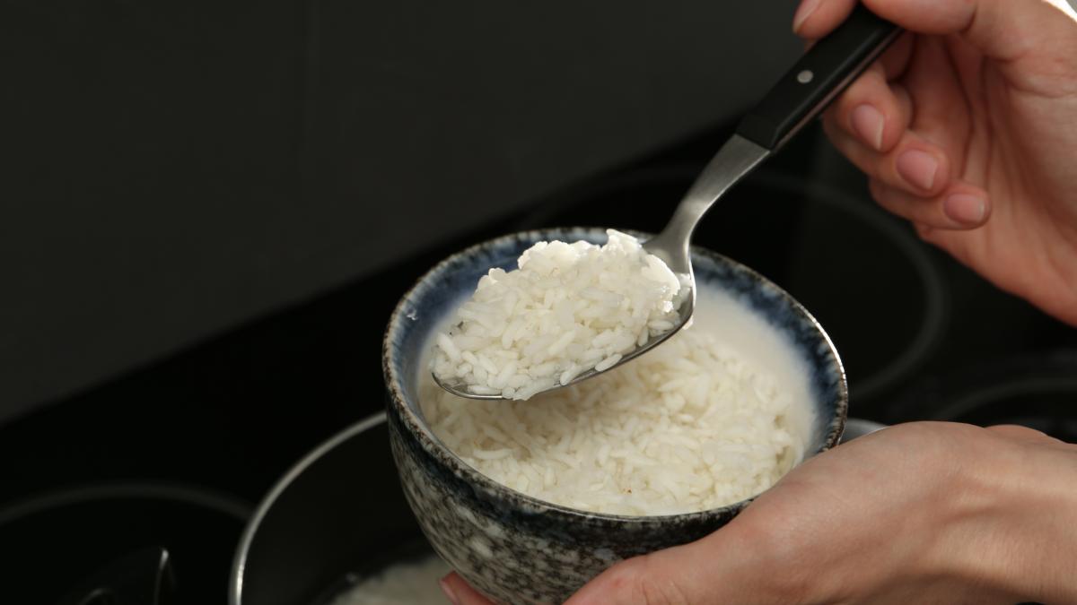 Secretul unui orez alb perfect, dezvăluit de un celebru chef: 600 ml de apă, 5 g de sare și 19 minute
