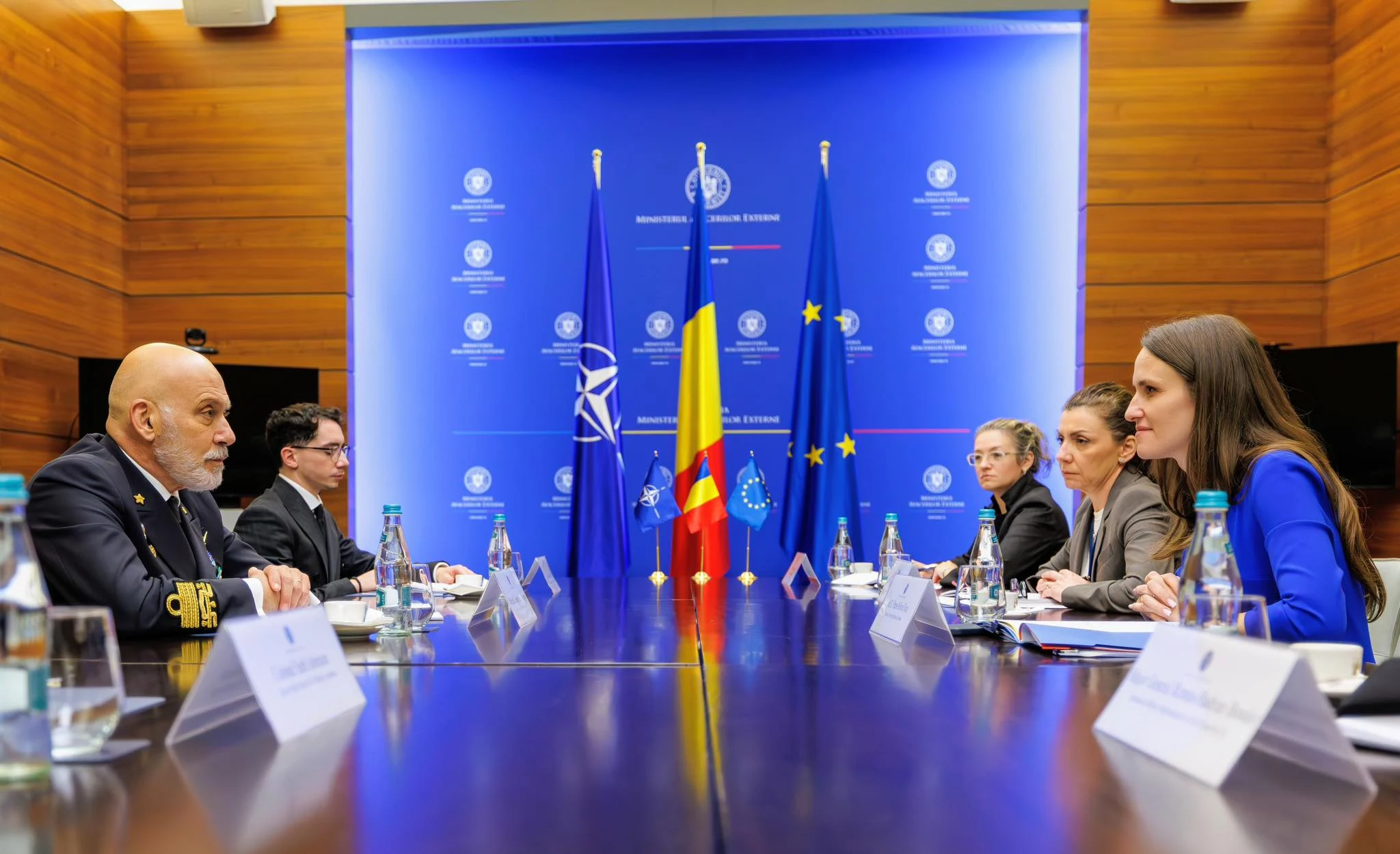 &Icirc;nt&acirc;lnire &icirc;ntre unul din șefii NATo și Oana Țoiu, ministrul de Externe FOTO: Facebook