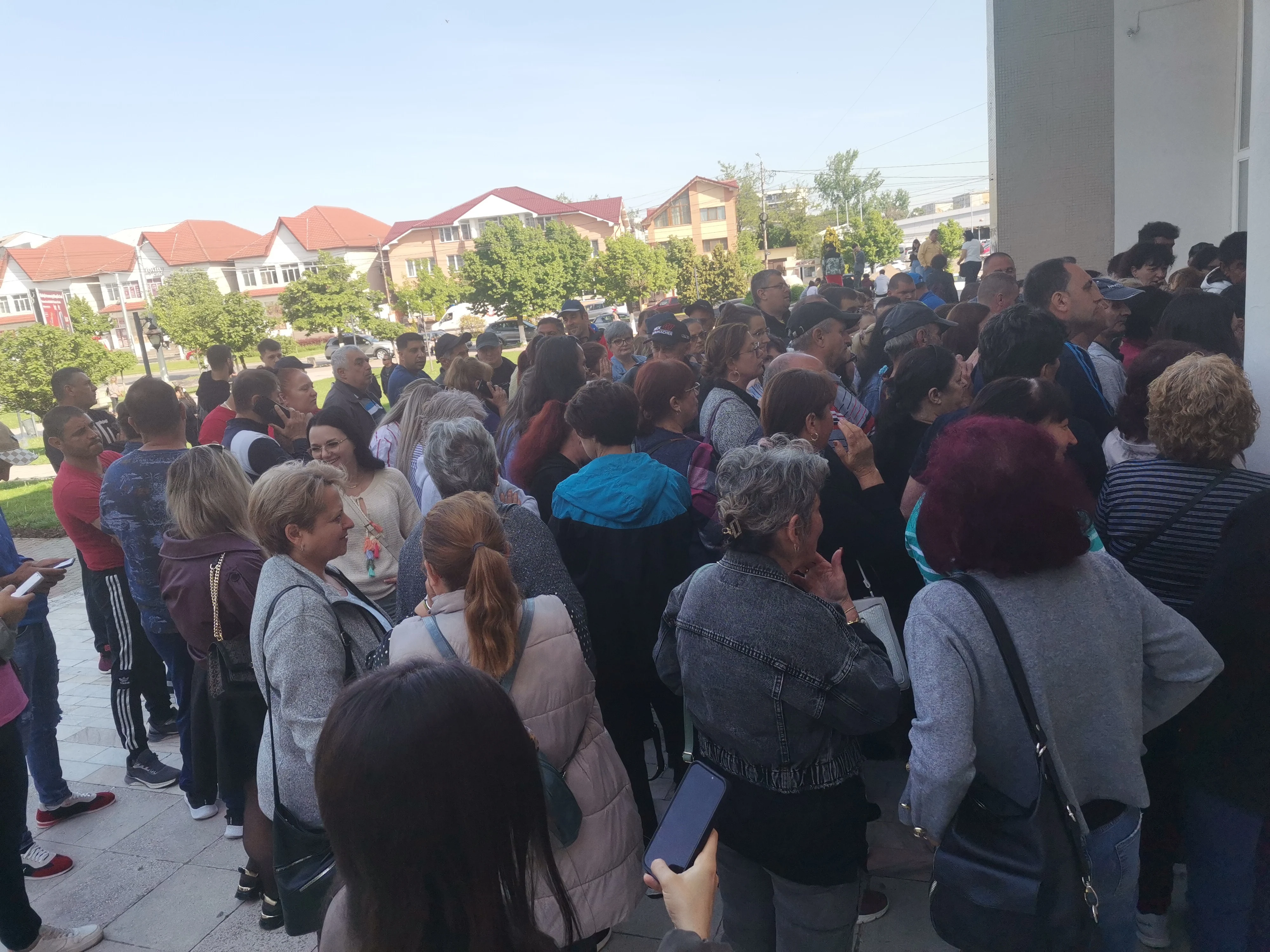 Accesul &icirc;n sală s-a făcut treptat, așteptarea s-a prelungit FOTO. Alina Mitran