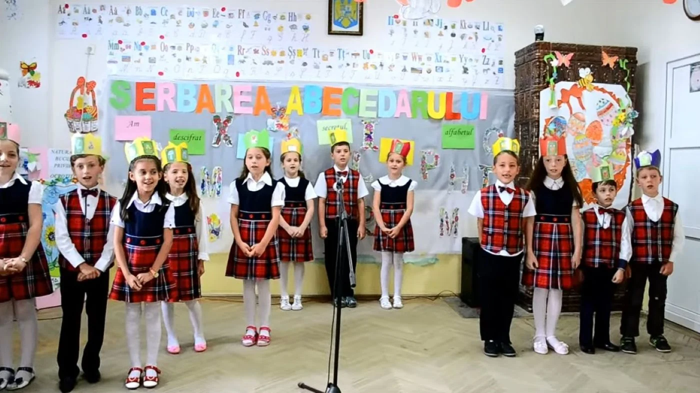 Serbările şcolarilor mici, din ce &icirc;n ce mai costisitoare. Foto: captură video