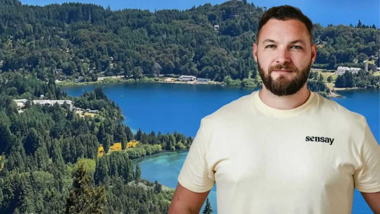 Dan Thomson, fondatorul unei companii de chatbot-uri deținătorul insulei