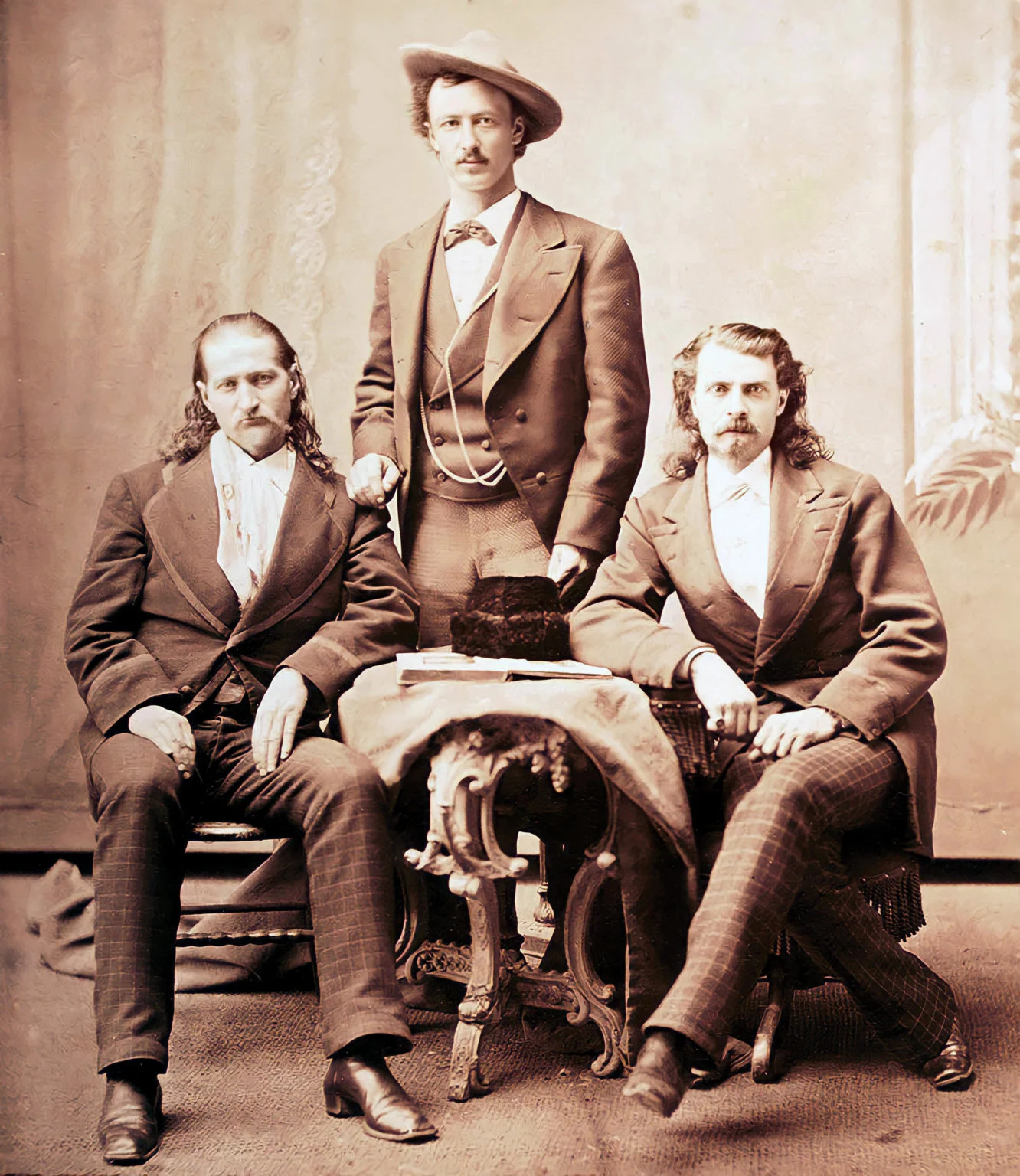 Wild Bill( primul din st&acirc;nga) alături de alte două legende ale Vestului Sălbatic FOTO Wikipedia
