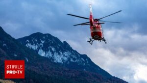 Un ucrainean abandonat într-un pârâu de companioni a fost salvat cu elicopterul din Munții Maramureșului