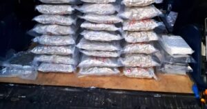 Captură impresionantă de droguri pe Autostrada A1. Un român și un ucrainean, reținuți după ce au ascuns în mașină 30 kilograme de canabis și cocaină