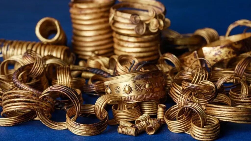 Misterul tezaurului de aur, îngropat în urmă cu 3.300 de ani și descoperit în Europa: una dintre cele mai mari comori din Epoca Bronzului