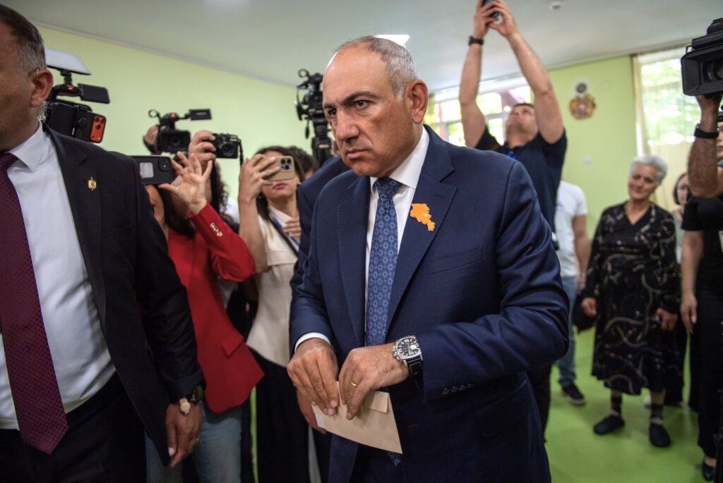 LIVE: 1.500.000 de oameni din 2.500.000 au votat la alegerile cruciale din Armenia. Sondaje contradictorii la ieşirea de la urne