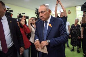 LIVE: 1.500.000 de oameni din 2.500.000 au votat la alegerile cruciale din Armenia. Sondaje contradictorii la ieşirea de la urne