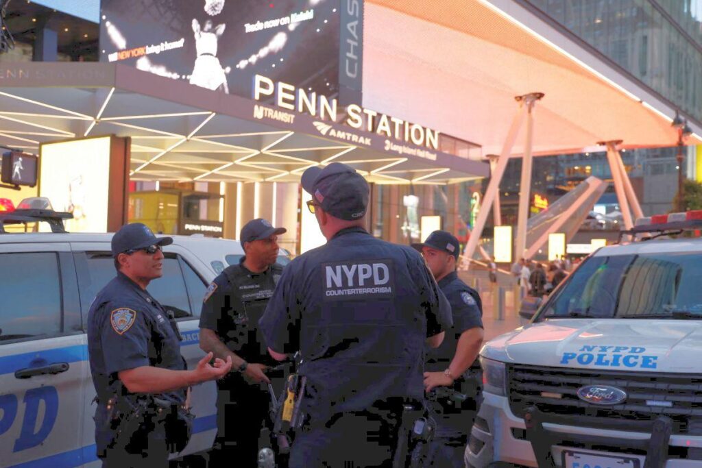 Teroare la New York! 6 persoane înjunghiate înaintea unui eveniment sportiv major la care ar urma să participe președintele Donald Trump