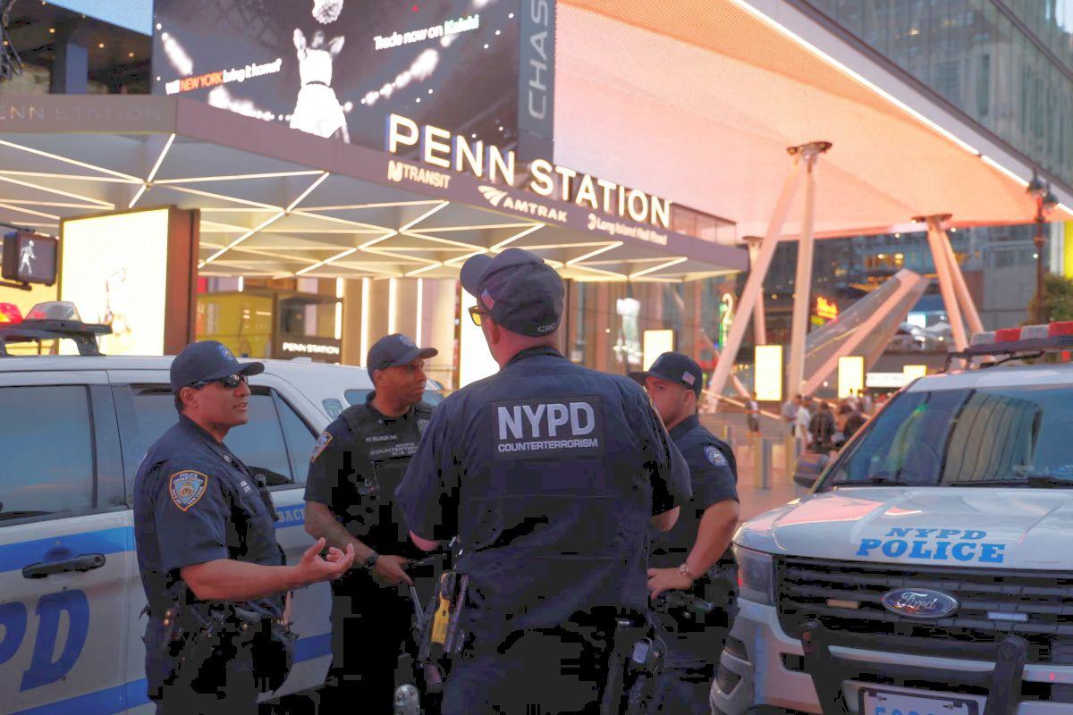 Teroare la New York! 6 persoane înjunghiate înaintea unui eveniment sportiv major la care ar urma să participe președintele Donald Trump