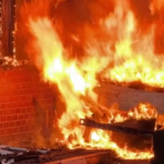 Proteste violente în Belfast după înjunghierea unui bărbat în stradă. Mai multe mașini și proprietăți au fost incendiate