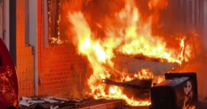Proteste violente în Belfast după înjunghierea unui bărbat în stradă. Mai multe mașini și proprietăți au fost incendiate