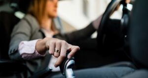Ce spun românii despre sistemul care împiedică șoferii băuți să pornească mașina: „Imediat o să apară unii care te ajută să îl deconectezi”