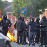 Imagini cu casa românilor atacată de protestatarii furioși din Belfast. Mărturii terifiante ale vecinilor
