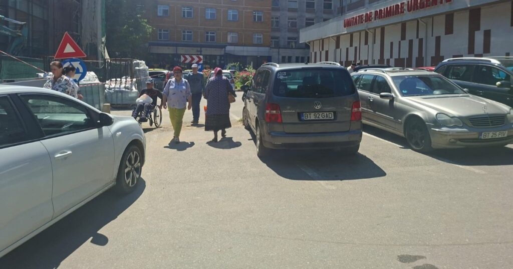 Parcarea de spital, un lux în România. Cazul „Mavromati” Botoșani și chinurile prin care trec oamenii de la țară care-și aduc rudele la spital