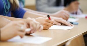 „Un bacalaureat de mântuială”. O profesoară cu zeci de ani la catedră acuză că examenul a fost simplificat deliberat pentru a crește promovabilitatea