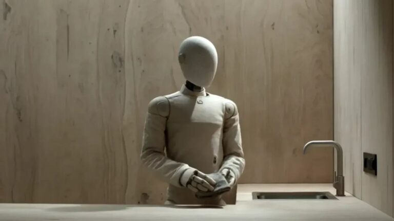 „Robotul” care a impresionat internetul spălând vasele era, de fapt, un om mascat. Compania a recunoscut