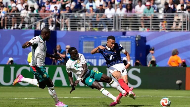 Franța a învins Senegal după ce a tremurat serios. Finalista ultimului mondial s-a dezlănțuit pe final. Kylian Mbappe, cel mai bun marcator din istoria francezilor