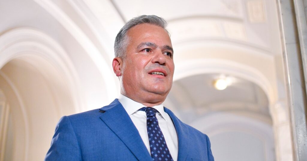Adrian Veștea afirmă că Alexandru Nazare ar vrea să rămână la Finanțe. „Şi-a manifestat intenţia de a face parte din noul guvern”