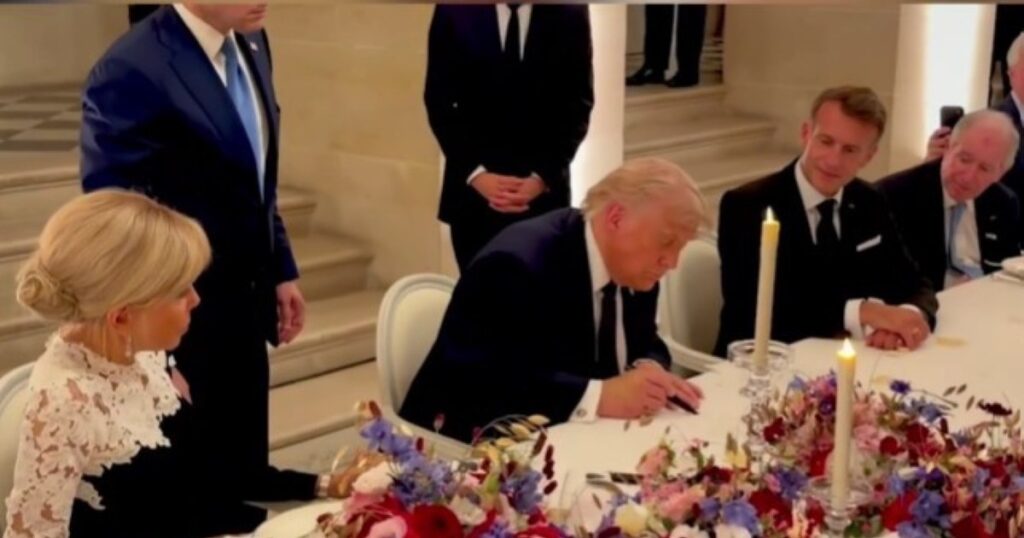 Trump a semnat acordul cu Iranul la lumina lumânărilor de la Versailles. Imagini din locul cu „mult aur”, pe care liderul american voia să-l vadă