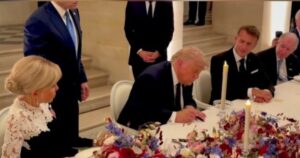 Trump a semnat acordul cu Iranul la lumina lumânărilor de la Versailles. Imagini din locul cu „mult aur”, pe care liderul american voia să-l vadă