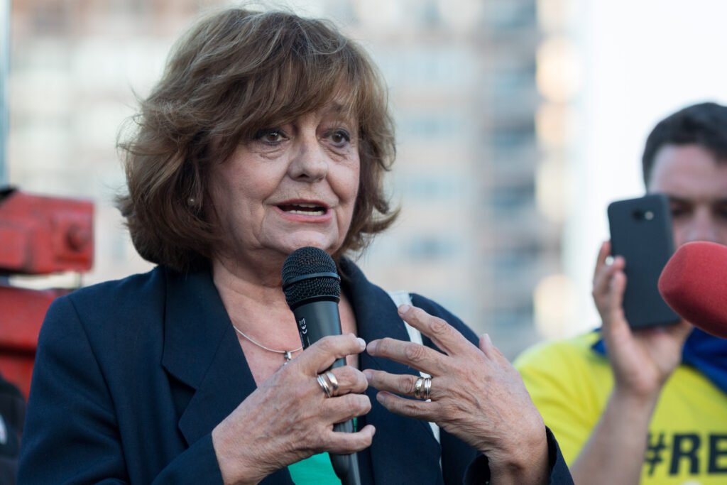 VIDEO Ana Blandiana, la protestul din Piața Victoriei. „Nicușor Dan acționează ca un trădător al propriilor idei”