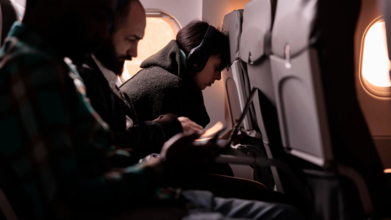 Te simți epuizat după un zbor lung? Ce spun specialiștii despre adaptarea la jet lag