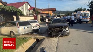 Trei pietoni, inclusiv un minor, răniți după ce un șofer băut a lovit mai multe mașini staționate, în Vâlcea