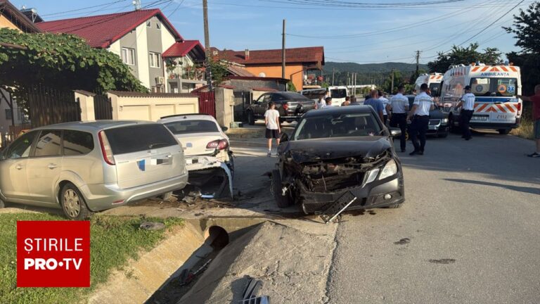 Trei pietoni, inclusiv un minor, răniți după ce un șofer băut a lovit mai multe mașini staționate, în Vâlcea